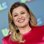 kelly clarkson smiles in pink dress and square black earrings
