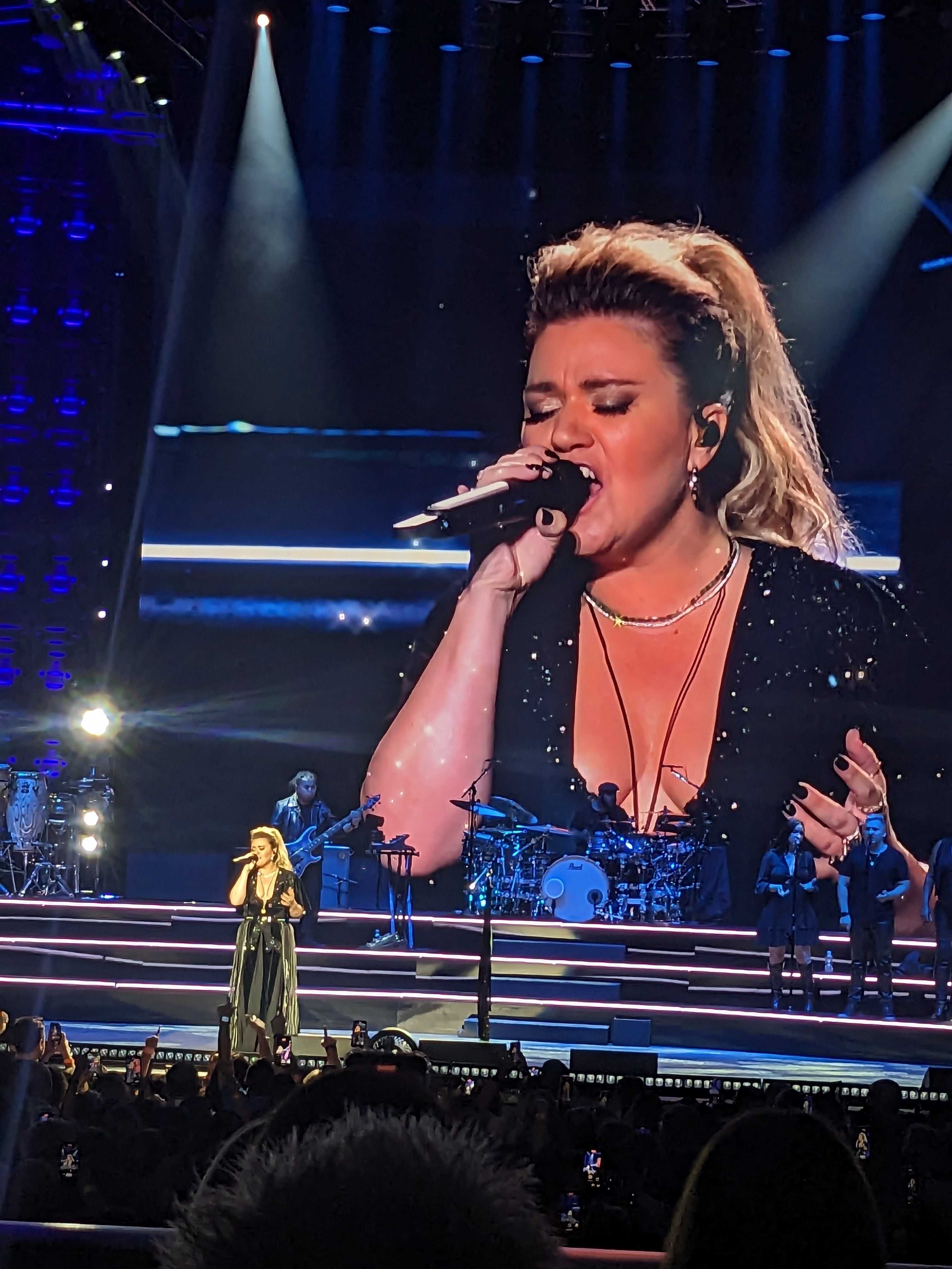 See Kelly Clarkson's Stunning Looks From Her Las Vegas Residency