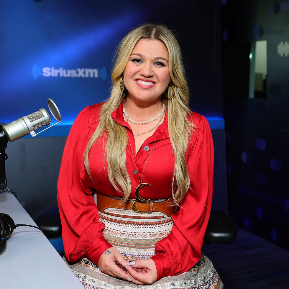 'Voice' Coach Kelly Clarkson Stuns in Curve-Hugging Outfit to Promote