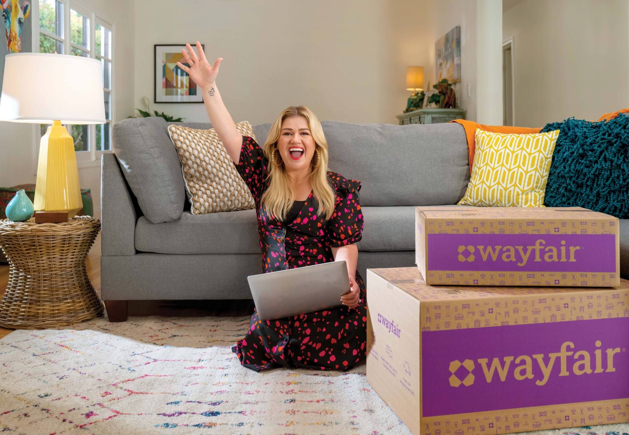 Die erste Markenbotschafterin von Wayfair wird die Sängerin und „The Voice“-Moderatorin Kelly Clarkson sein