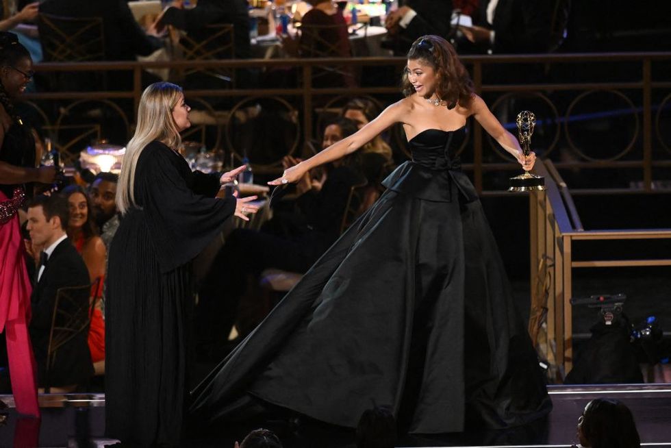 us actress zendaya r reacts next to us singer songwriter kelly clarkson l after accepting the award for outstanding lead actress in a drama series for euphoria onstage during the 74th emmy awards at the microsoft theater in los angeles, california, on september 12, 2022 photo by patrick t fallon  afp photo by patrick t fallonafp via getty images