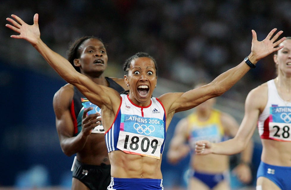 la británica kelly holmes celebra su triunfo en los 800 metros del atletismo de los juegos olímpicos de atenas 2004