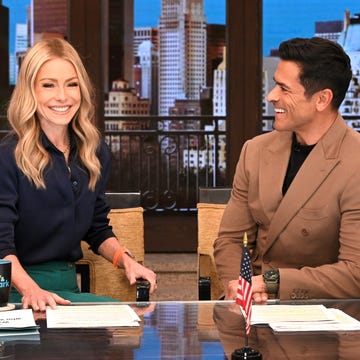 kelly ripa mark consuelos stuart weitzman 2025 campaign reaction kelly ripa mark consuelos stuart weitzman 2025 campaign reaction