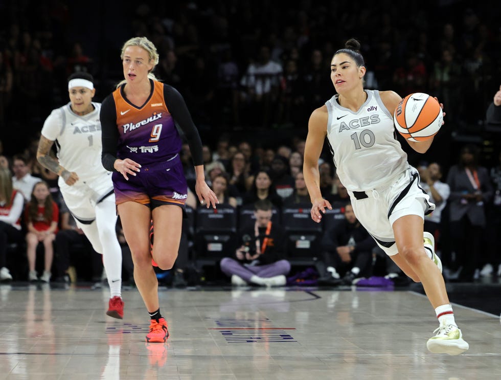 kelsey plum dribbling the ball during a wnba game