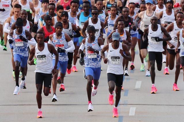 2023 chicago marathon kiptum op hardloopschoenen met carbonplaat