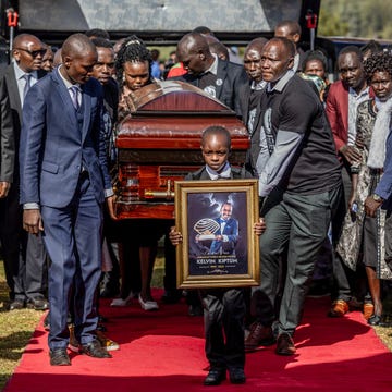 Kelvin Kiptum recibe un multitudinario funeral en Kenia: "Tus logros nunca se olvidarán" Kelvin Kiptum, que iba a casarse en abril, es despedido por una multitud en un entierro al que acudieron el presidente de Kenia, William Ruto, y Sebastian Coe