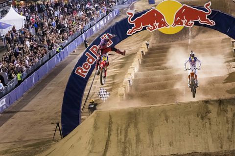 ken roczen and brandon hartranft face off to the straight beat of the red bull