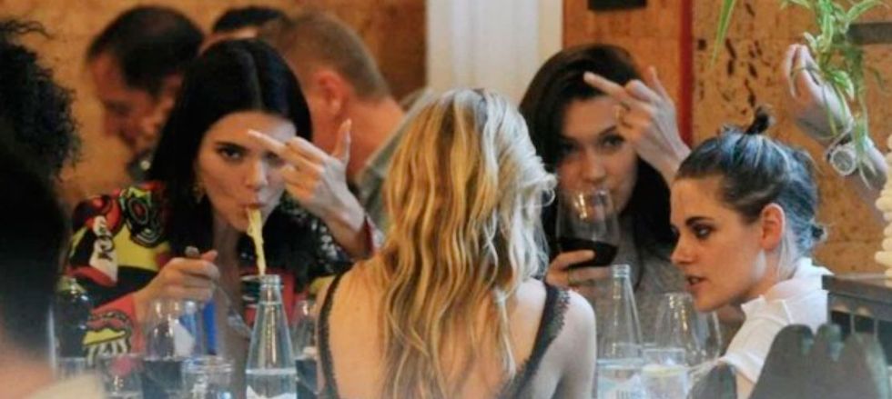Kendall Jenner y Bella Hadid hacen una peineta a un fotógrafo en Milán