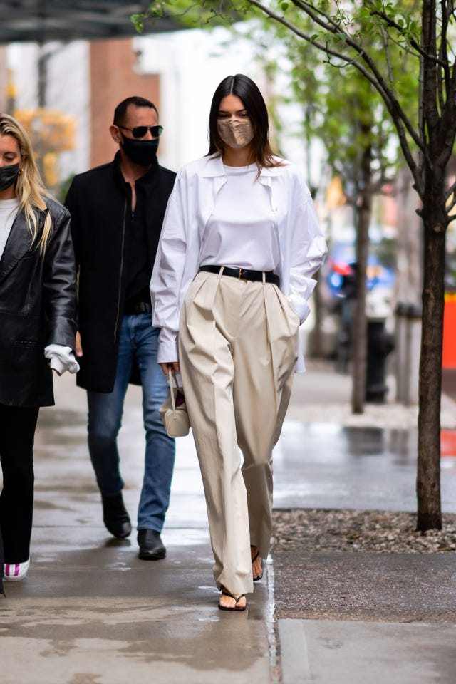 kendall jenner is gespot in een wijde beige pantalon