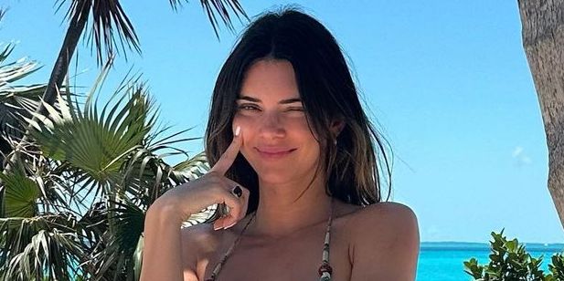 Kendall Jenner luce diminuto microbikini