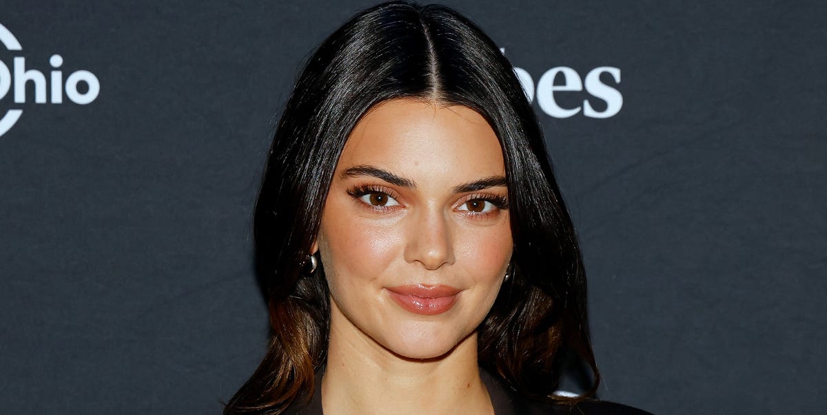 Kendall Jenner poses totally nude in a set of Christmas lights