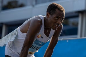 kenenisa bekele se baja del maratón de boston