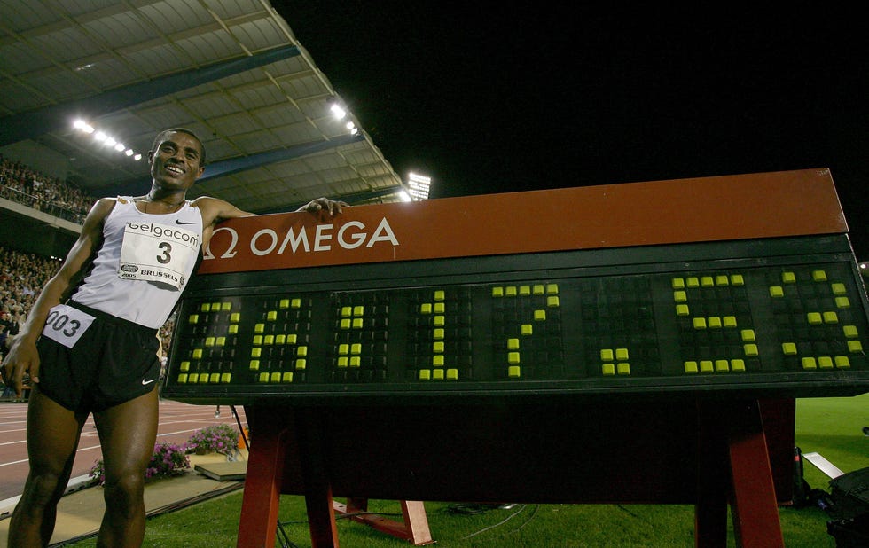 kenenisa bekele posa con su récord mundial de 10000m logrado en 2005 en bruselas