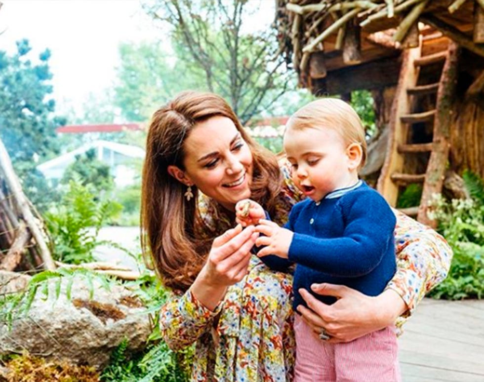 Duquesa de Cambridge y su hijo en el jardín