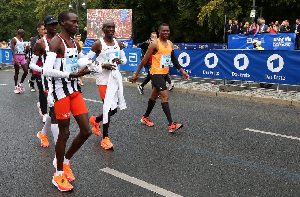 eliud kipchoge breaks own marathon world record in berlin