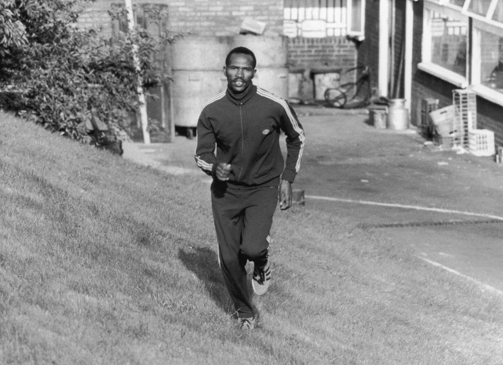 el atleta keniano kip keino entrenando en crystal palace londres en 1971