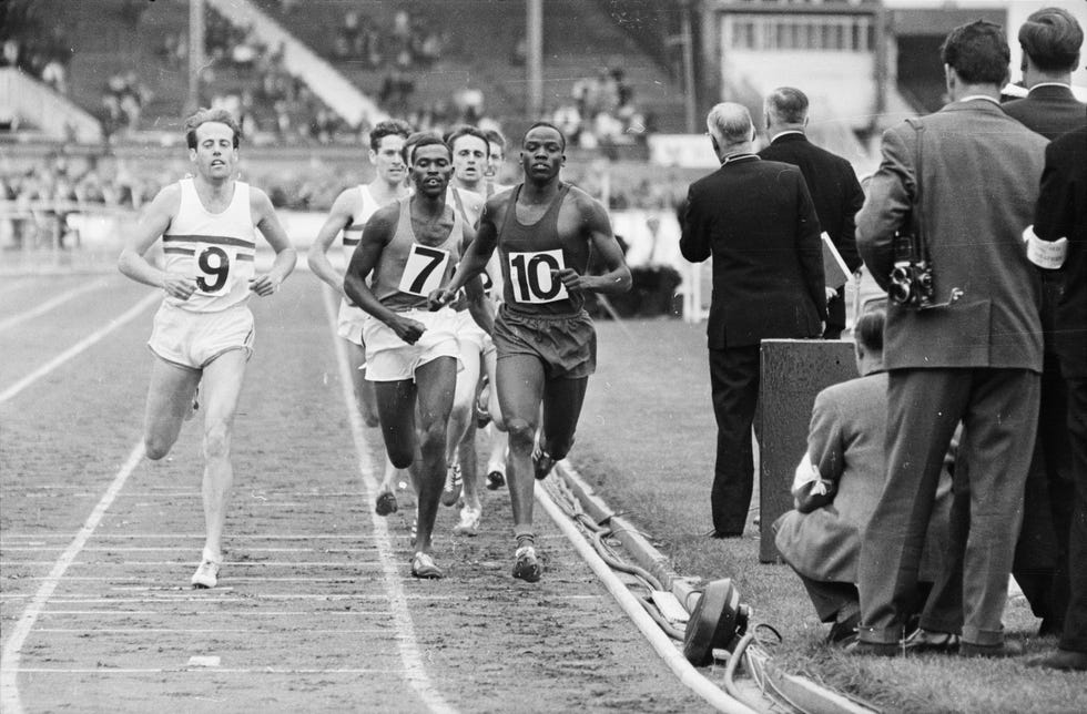 el atleta kip keino lidera una milla en el mitin josef odlozil de praga en 1965