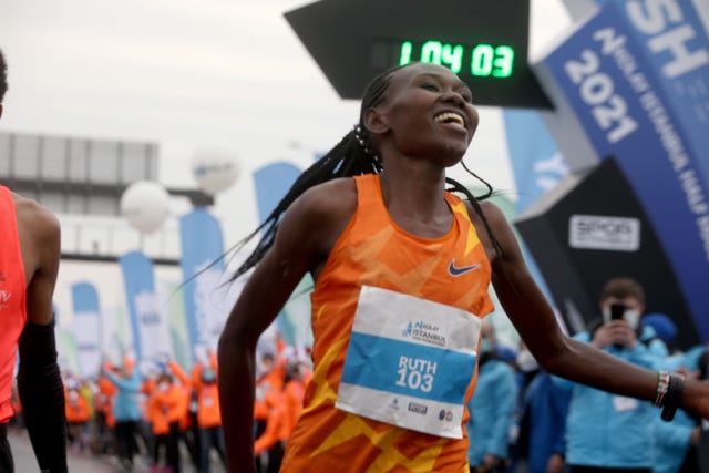 ruth chepngetich celebra su récord del mundo de medio maratón en estambul
