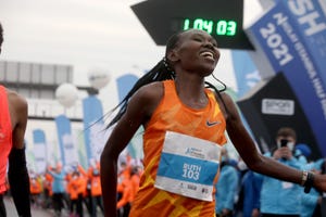 ruth chepngetich celebra su récord del mundo de medio maratón en estambul