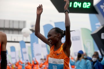 ruth chepngetich smashes half marathon world record in istanbul