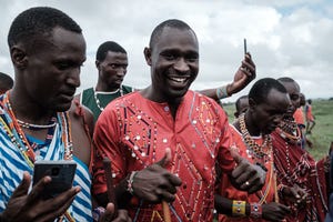 el atleta david rudisha, plusmarquista mundial y doble campeón olímpico de 800m, en una celebración de los guerreos maasai en kenia