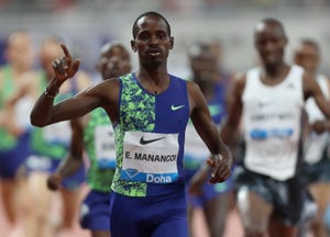 elijah manangoi, suspendido por saltarse tres controles antidopaje, gana y celebra su victoria en los 1500m de la liga de diamante de doha 2019