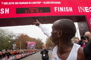 eliud kipchoge señala su marca por debajo de dos horas en maratón en el reto ineos 159 de viena celebrado en octubre de 2019