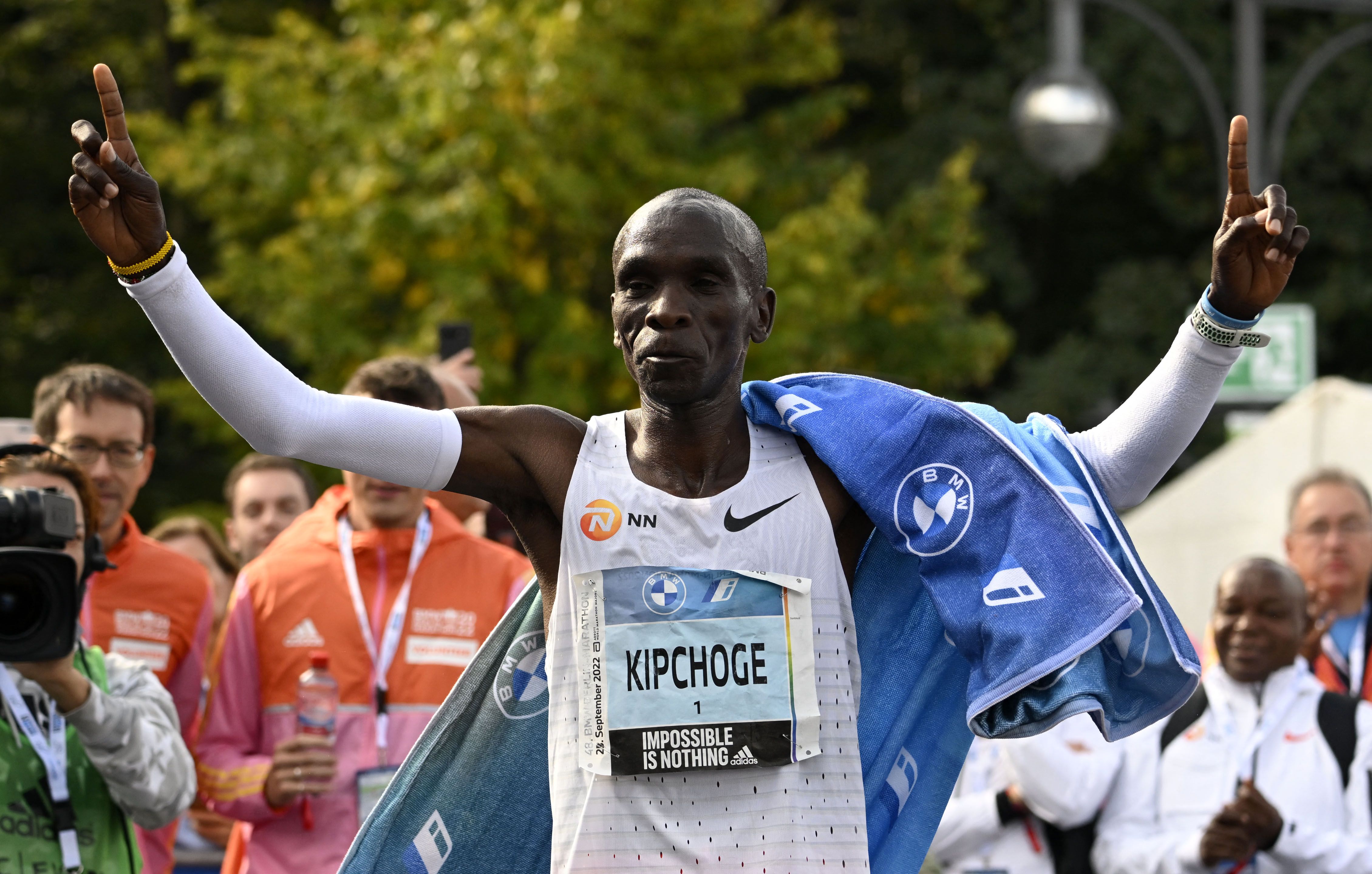 shower jewelry Confine Eliud Kipchoge of Kenya Wins 2022 Berlin Marathon in 2:01:10 - Men's  Marathon Results