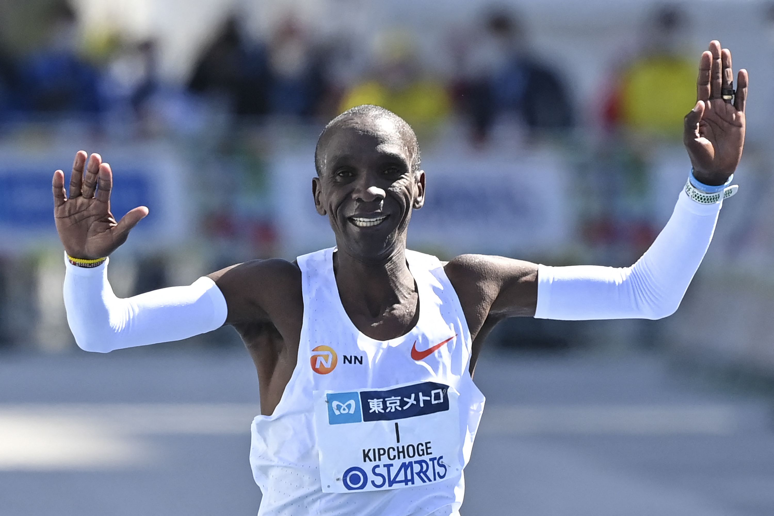 Eliud Kipchoge correu os 42,195 quilómetros em 1 hora, 59 minutos e 40  segundos, Notícias 24