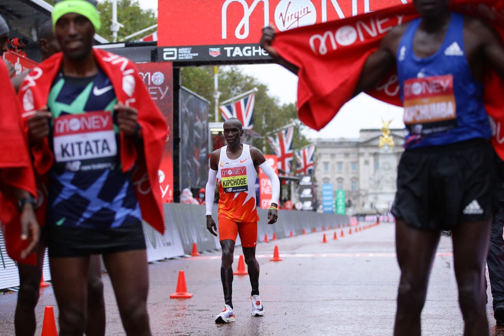 kipchoge llega a meta en el maratón de londres 2020