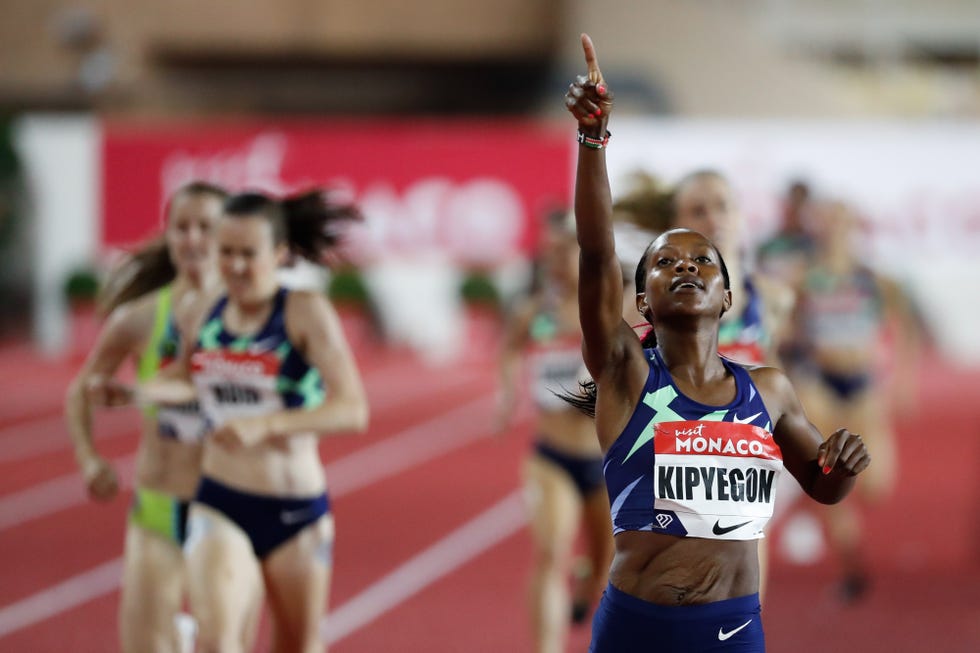 faith kipyegon celebra la victoria sobre 1000 metros en la liga de diamante de mónaco