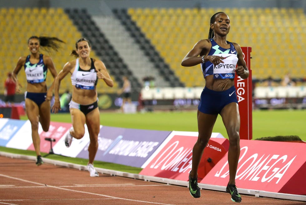faith kipyegon cruza primero la meta en doha mientras esther guerrero se esfuerza para conseguir su plusmarca personal