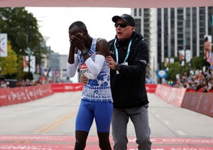 kelvin kiptum bate el record mundial de eliud kipchoge en chicago