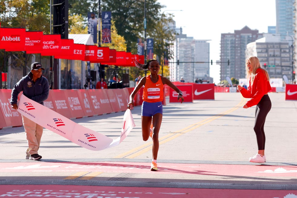 ruth chepngetich cruza la meta del maratón de chicago 2022