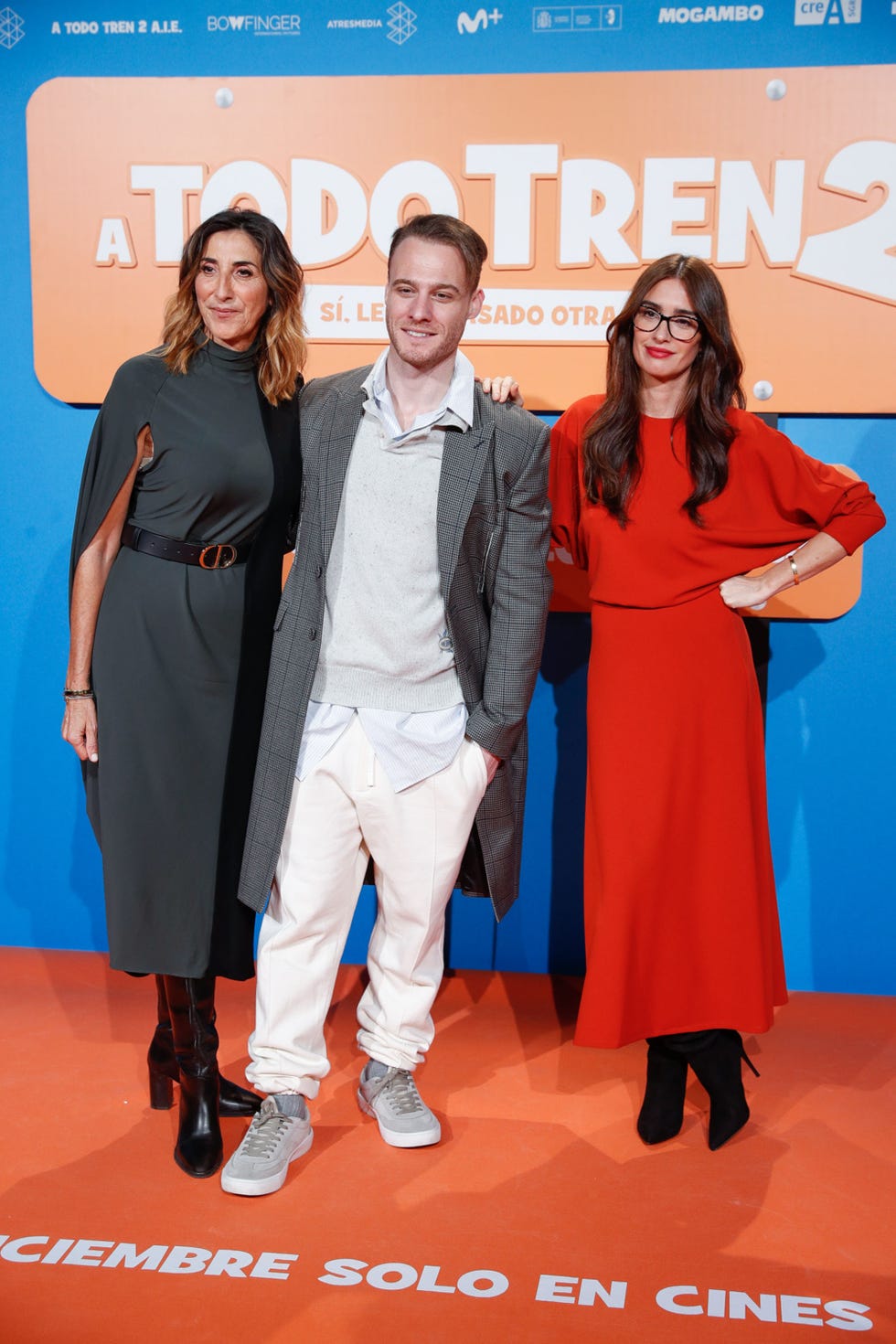 los actores posan con paz vega y el resto del elenco de la película de santiago segura