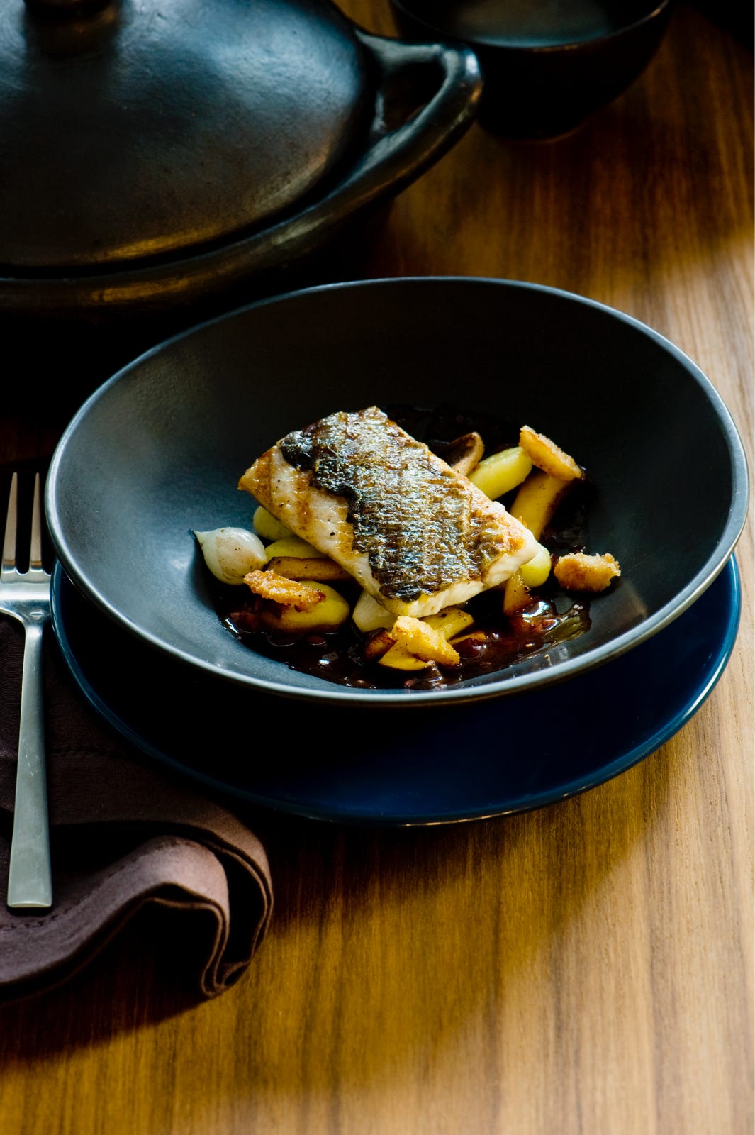 Hoofdgerecht met vis gegrilde zeebaars met gnocchi, cèpes en jus