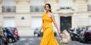 een vrouw in een gele jurk op straat in parijs