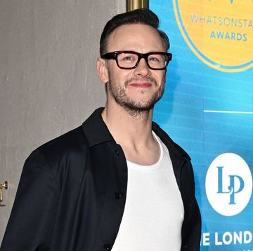 kevin clifton wears high heels at the whatsonstage awards