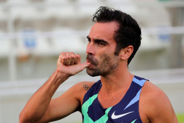 el sevillano kevin lópez se chupa un dedo para celebrar el título de campeón de españa de los 1500 metros en vallehermoso