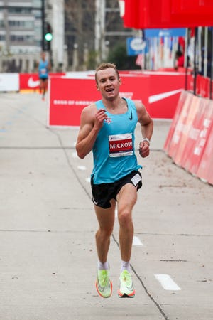 colin mickow running in the 2021 chicago marathon