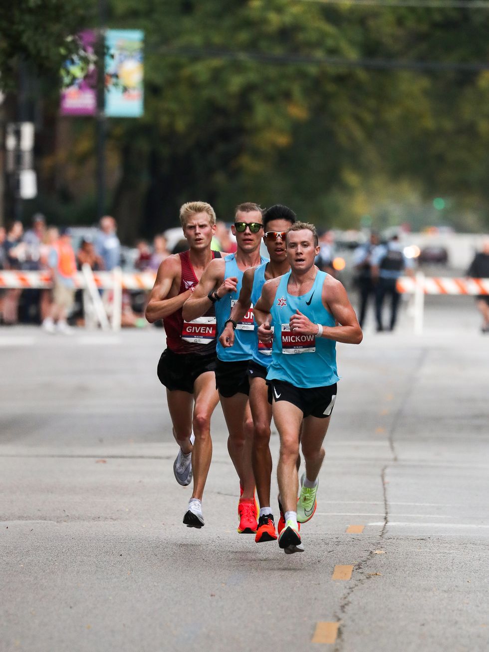 colin mickow running in the 2021 chicago marathon
