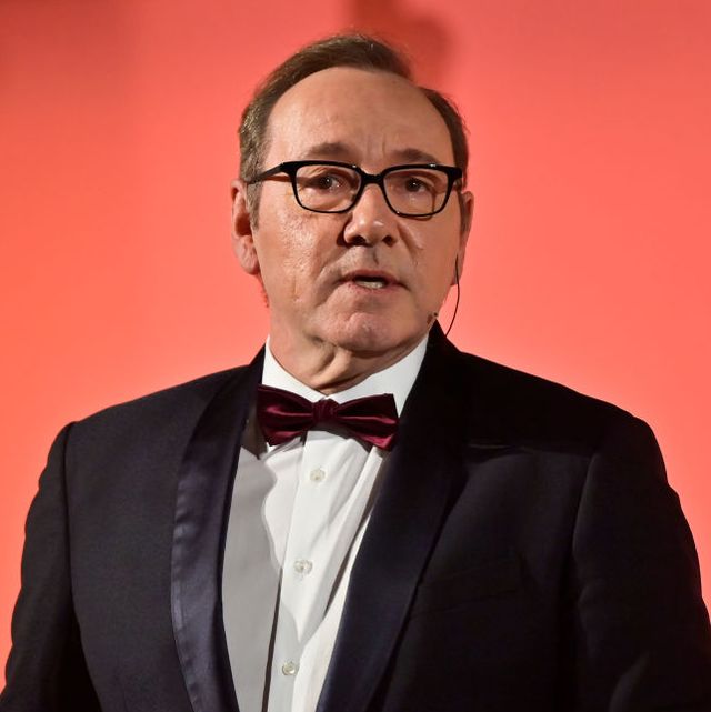 kevin spacey giving a speech wearing a suit and bowtie