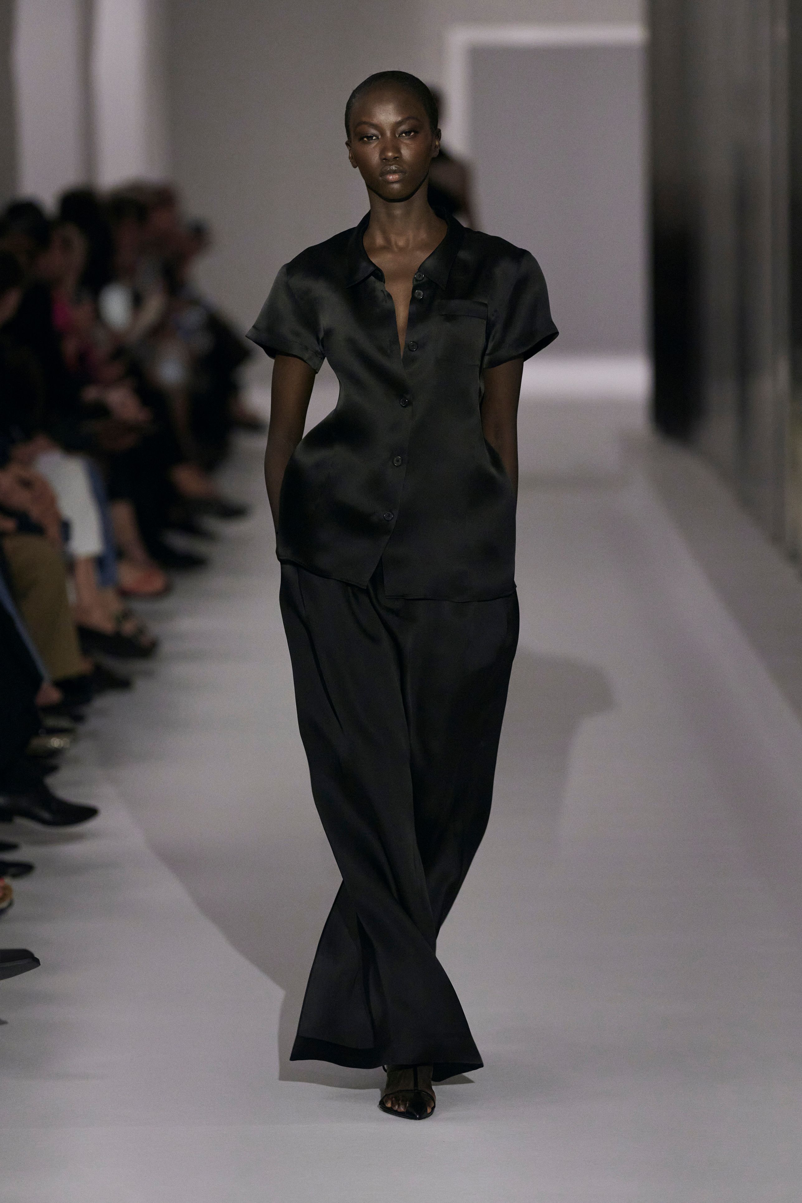 ケイト(KHAITE)」2025春夏コレクション | ファッション | ELLE ケイト(KHAITE)」2025春夏コレクション | ファッション | ELLE