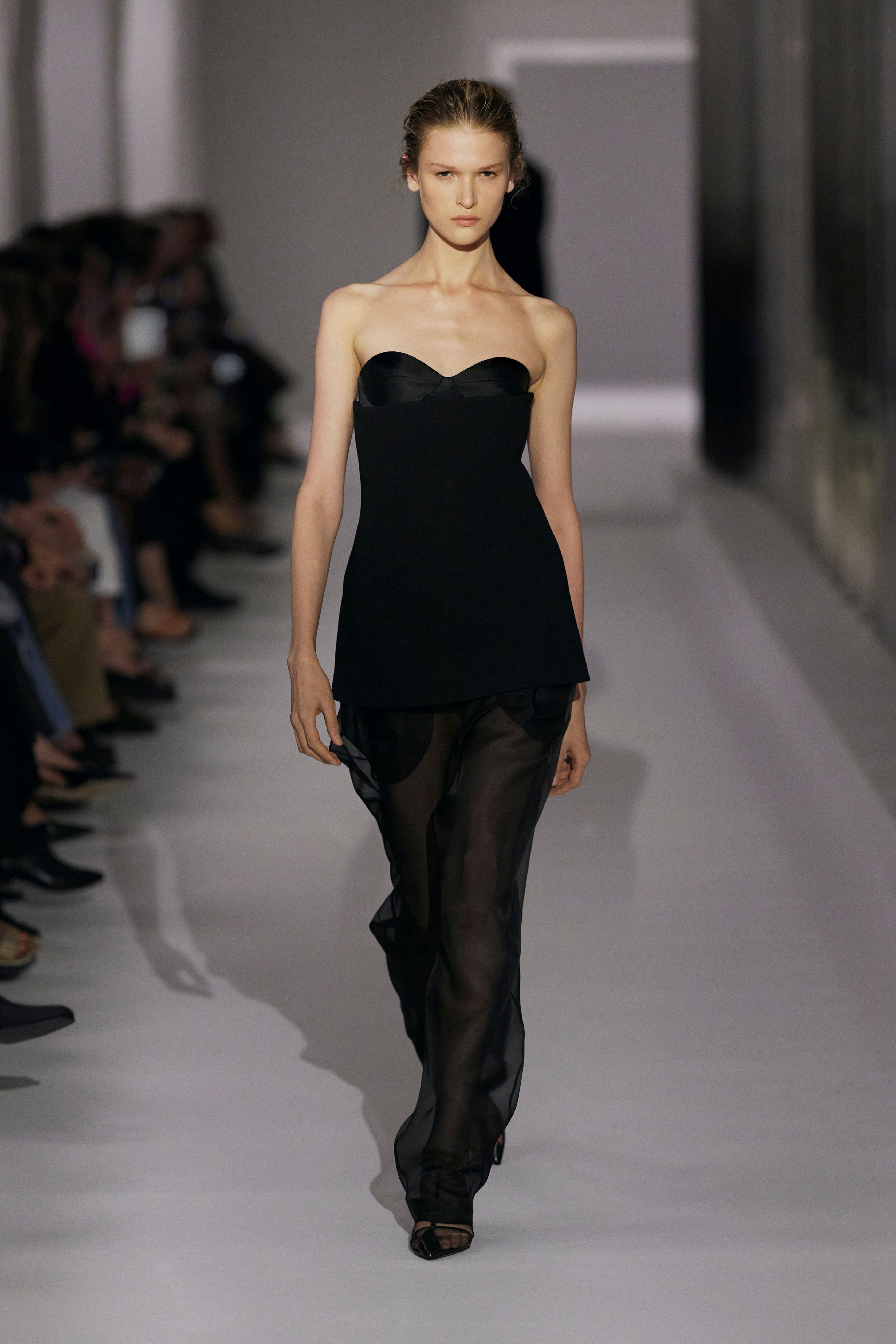 ケイト(KHAITE)」2025春夏コレクション | ファッション | ELLE ケイト(KHAITE)」2025春夏コレクション | ファッション | ELLE