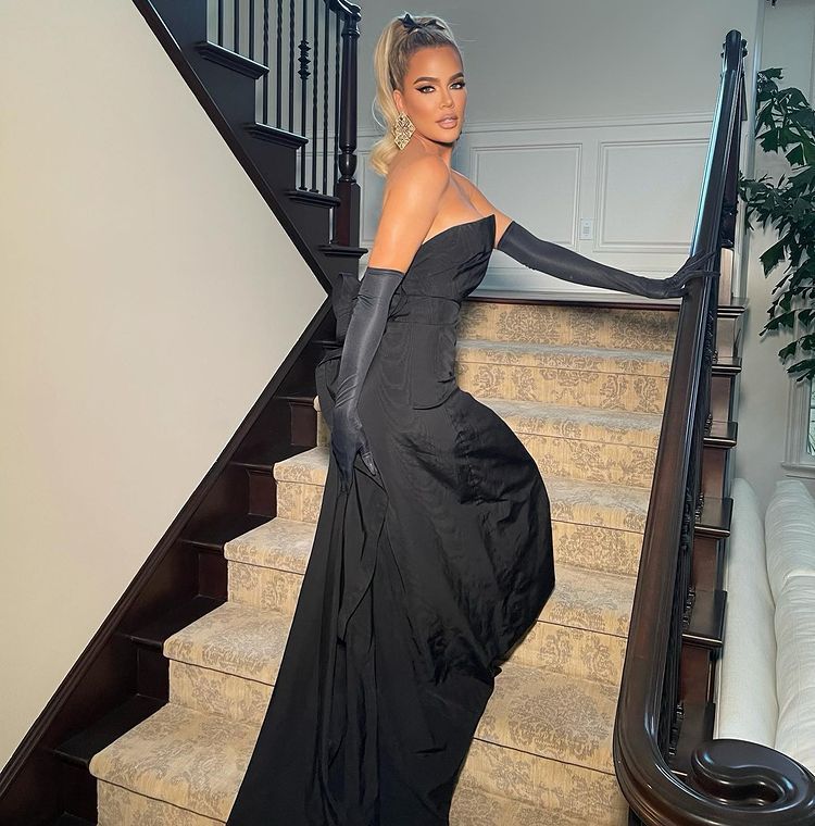 Khloé Kardashian wore a black Oscar de la Renta ballgown