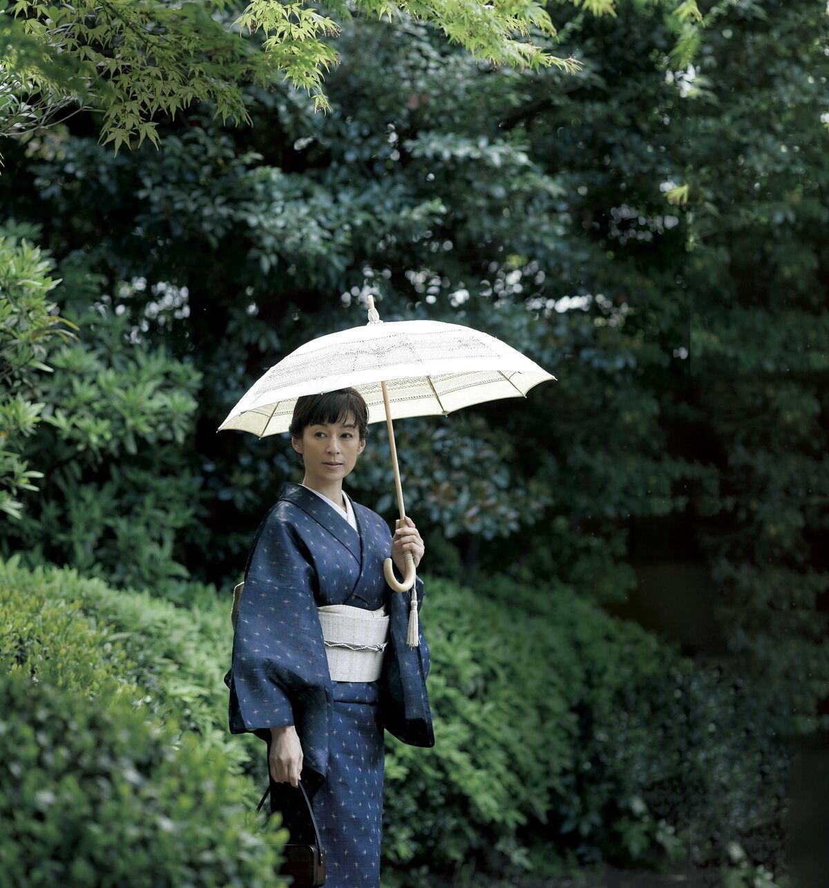 鈴木保奈美さん、藍染の着物で夏を涼しむ