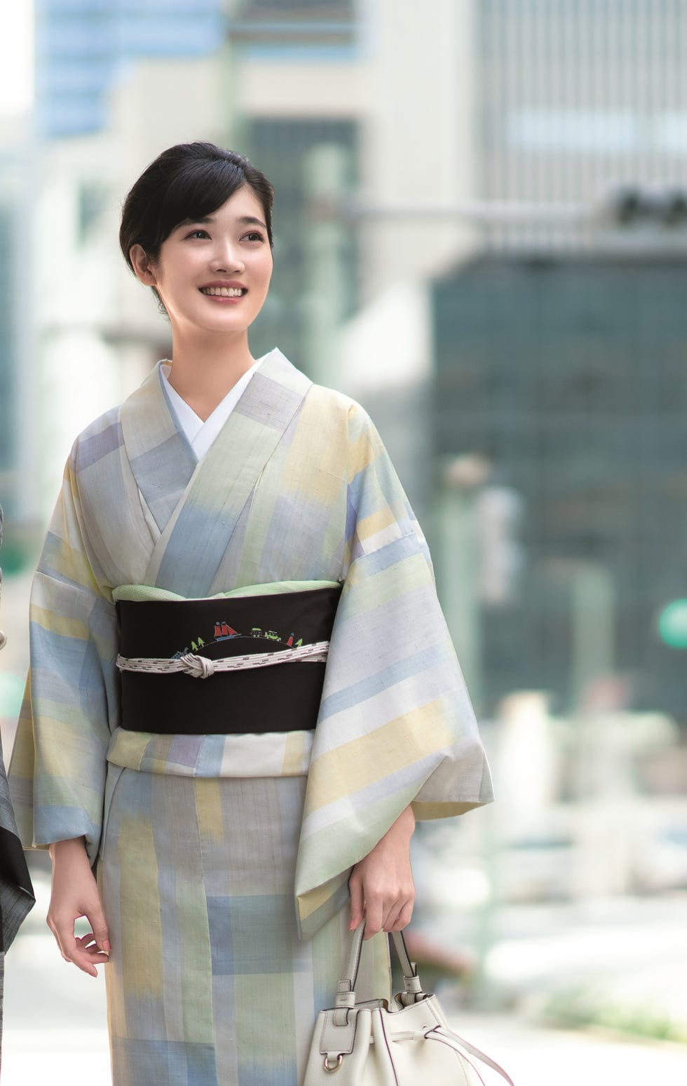 ビジネスシーンに合う「お仕事着物」紬と織物のコーデ術