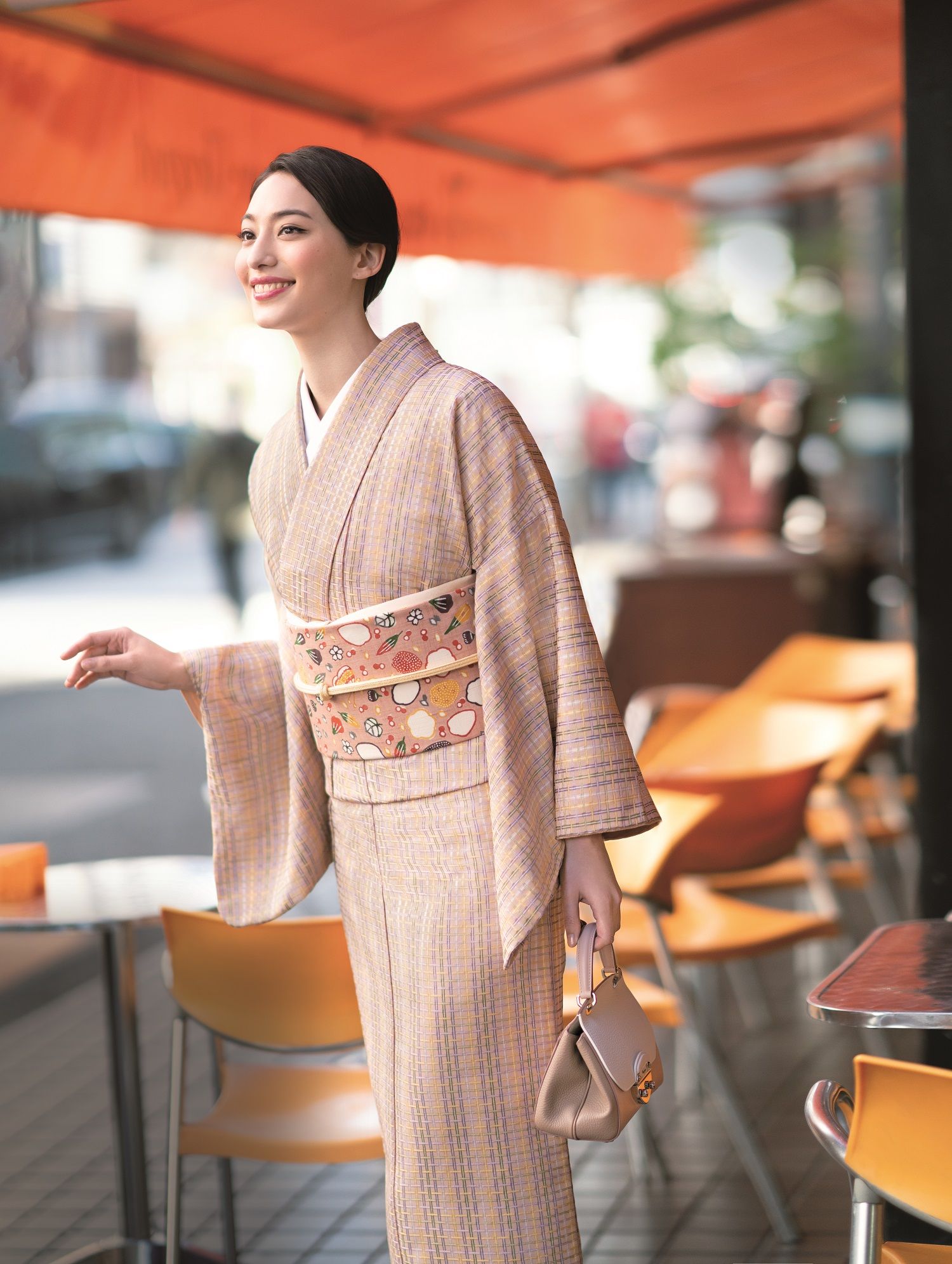 豪華で、品の良いお着物で御座います。外は、新品で御座いますが