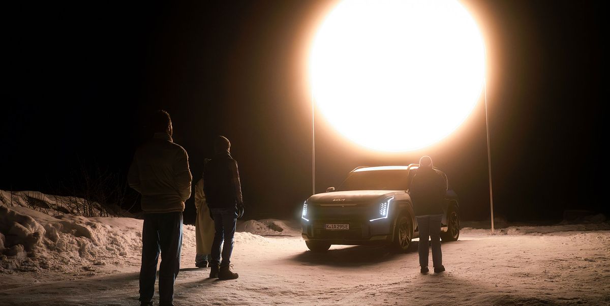 The Kia EV9 breaks the eternal night of the Arctic