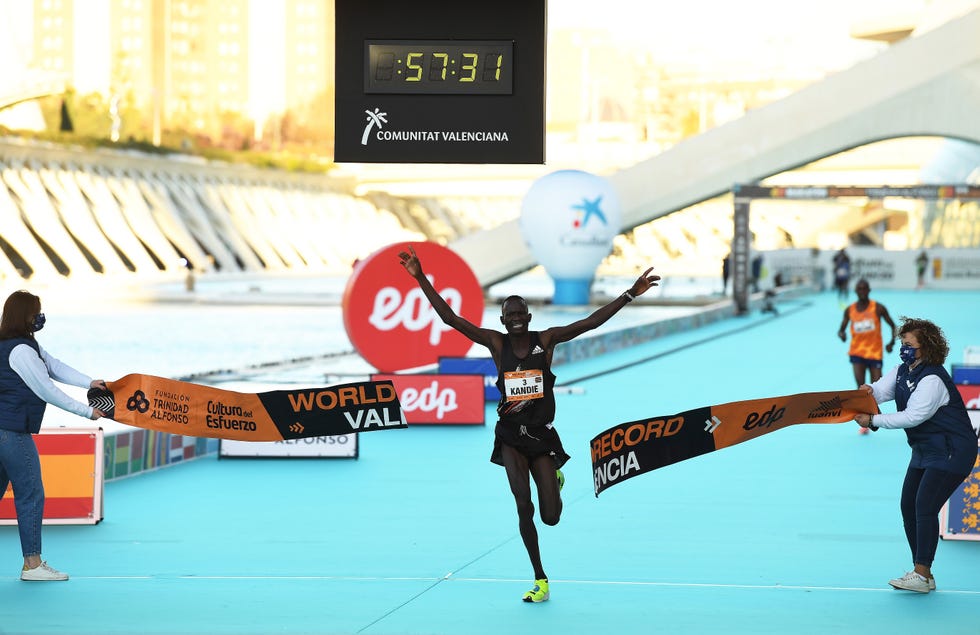 kandie logra en valencia el récord del mundo de medio maratón